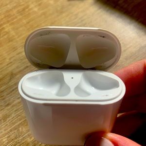 Apple Airpods charging case